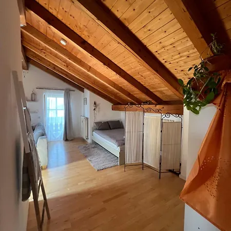 Gemuetliche Dachgeschosswohnung Mit Balkon Apartament