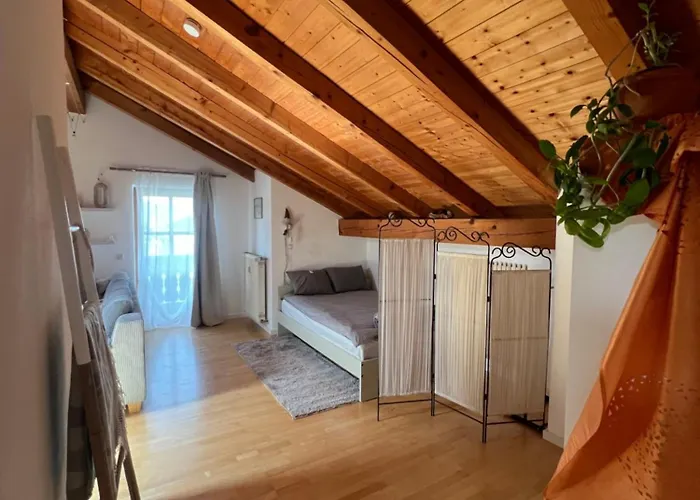 Gemuetliche Dachgeschosswohnung Mit Balkon Apartment